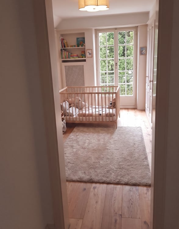 Von aussen zurückhaltend. Von innen eine sehr private 7.5 Zimmer Villa mit grossem Pool und schönem Garten 10