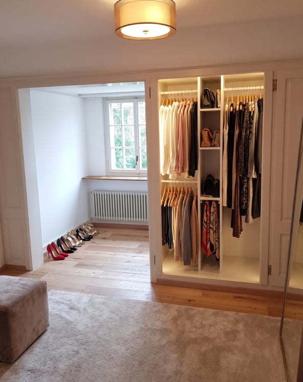 Von aussen zurückhaltend. Von innen eine sehr private 7.5 Zimmer Villa mit grossem Pool und schönem Garten 9