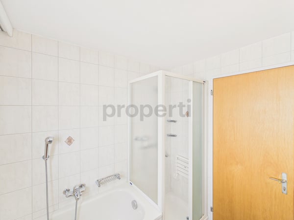 Grosszuegige 5.5-Zimmer-Wohnung mit Balkon, Unterbäch 9