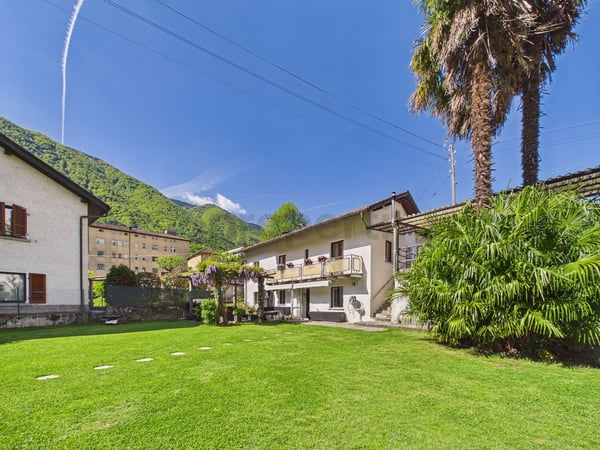 Villetta 4.5 Locali con Piscina a Roveredo GR 1
