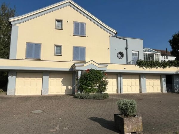 Traumhafte 4.5-Zimmer-Wohnung mit Wintergarten, Terrasse und Weitblick in Fläsch 1