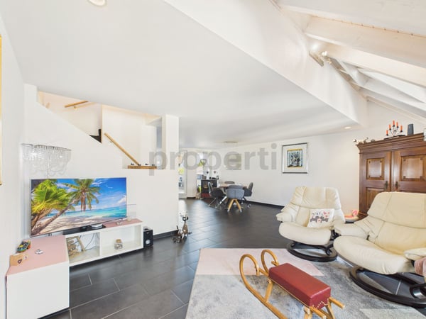 Elegante Maisonette-Wohnung mit modernem Wohnkomfort in Weiach 1