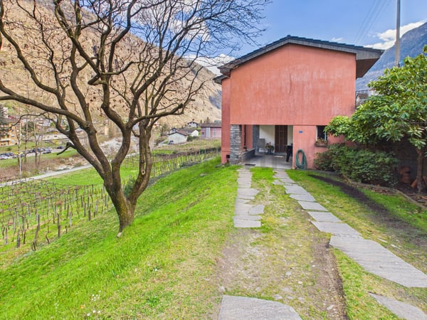 Luminoso appartamento in villa bifamiliare di 8 locali con ampio giardino a Giornico 12