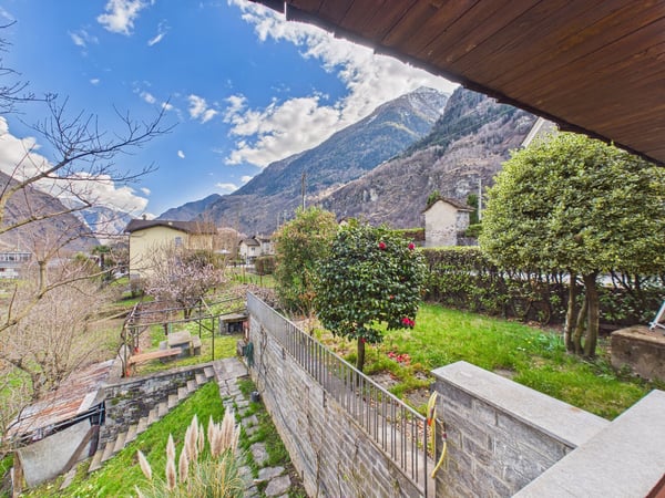 Luminoso appartamento in villa bifamiliare di 8 locali con ampio giardino a Giornico 11