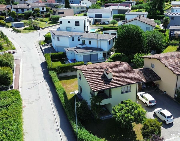 Affascinante casa unifamiliare con giardino a Camorino 4
