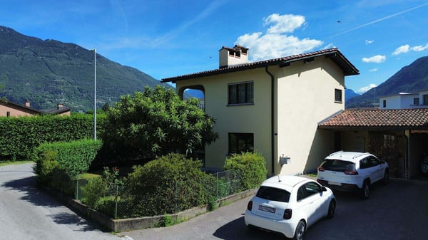 Affascinante casa unifamiliare con giardino a Camorino 2