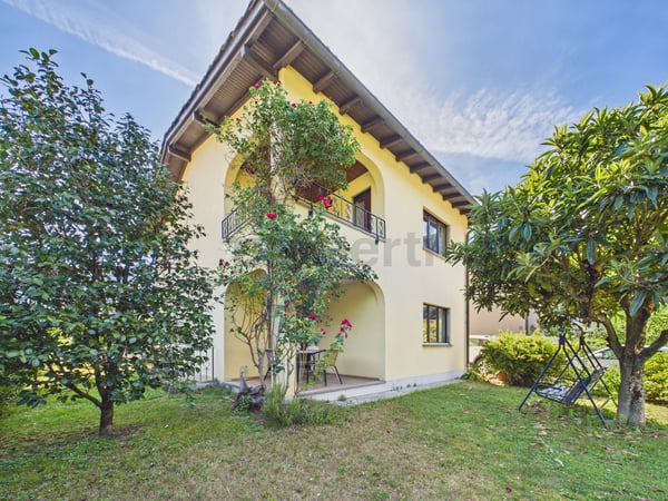 Affascinante casa unifamiliare con giardino a Camorino 1