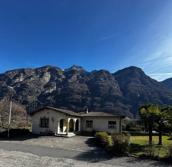 Casa in Vendita nel Comune di Iragna con circa 1570 mq di giardino 1