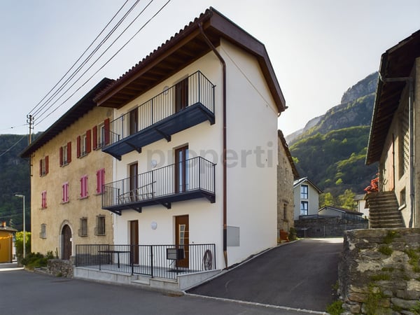 Idyllisches Einfamilienhaus mit 4.5 Zimmern in RivieraIdilliaca casa indipendente con 4,5 locali in Riviera 1