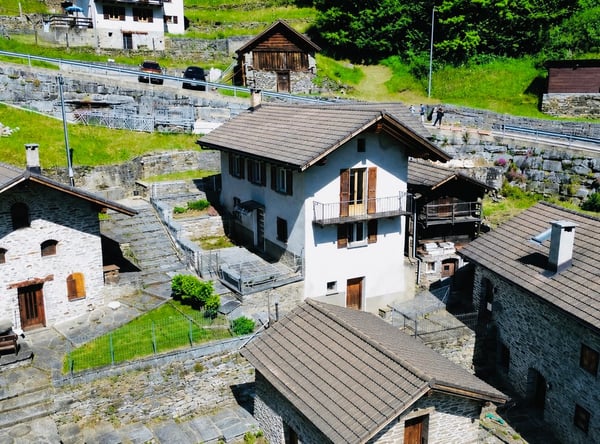 Casa unifamiliare con torba, giardino,vista panoramica RESIDENZA PRIMARIA E SECONDARIA IN VAL CALANCA 1