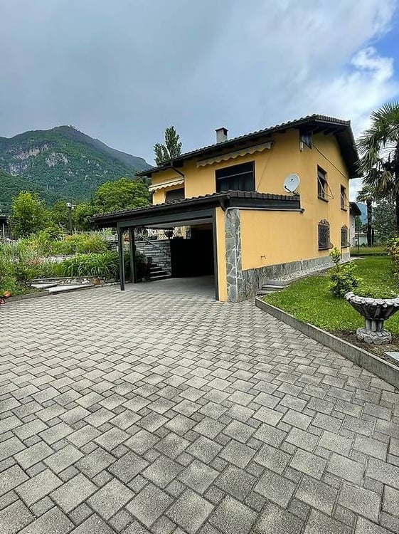 Casa indipendente bifamiliare immersa nel verde con ampio terreno a Cresciano 1