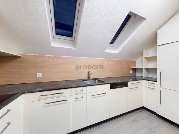 Renovierte Dachwohnung an zentraler und ruhiger Lage 2