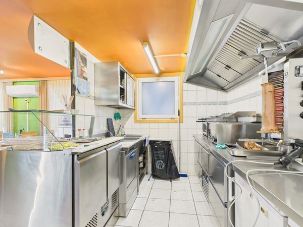 Zweifamilienhaus mit 3.5-Zimmer-Wohnung und Gewerbefläche (Kebab-Laden) im Erdgeschoss 9