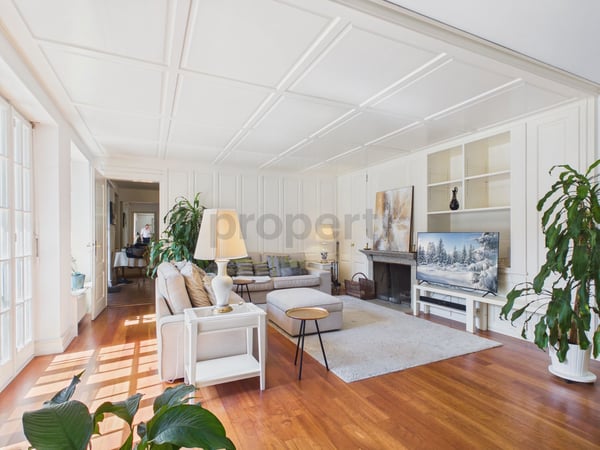 Von aussen zurückhaltend. Von innen eine sehr private 7.5 Zimmer Villa mit grossem Pool und schönem Garten 1