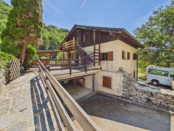 Maison villageoise de 3 appartements (2x 3.5 pces et 1x 2.5 pces) au calme absolu 1