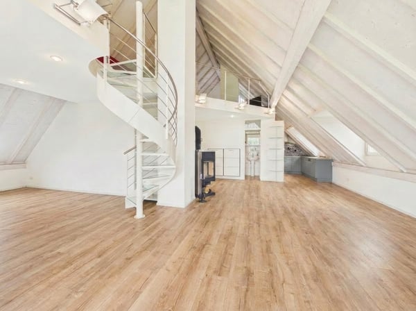 Helle 3.5-Zimmer-Dachwohnung mit Seesicht in Uster