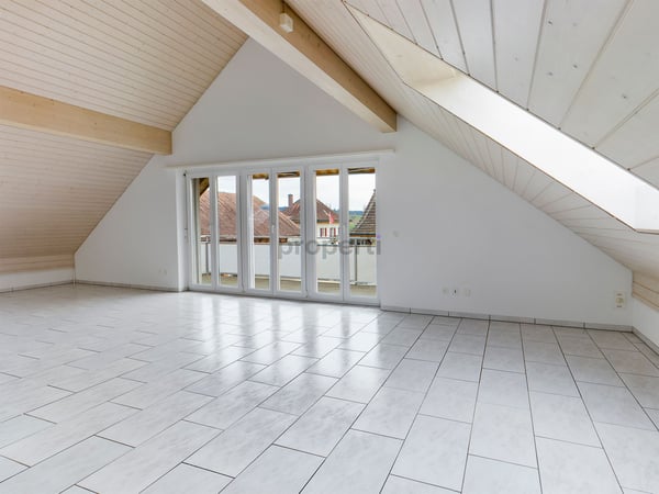 Lichtdurchflutete Dachwohnung mit sonnigem Südbalkon