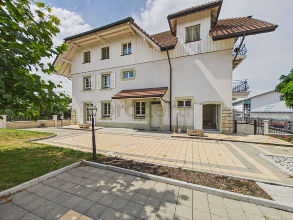 Appartement de 4,5 pièces, chauffage au sol, garage et place extérieure inclus