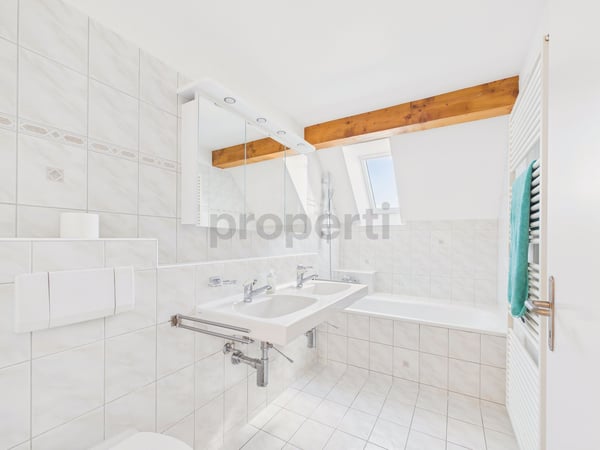 Charmante 4-Zimmer-Maisonette-Wohnung mit Dachgeschoss-Charme in Feuerthalen 11