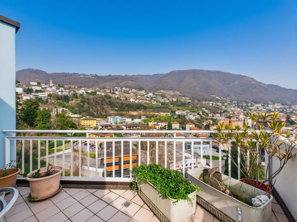 Spazioso 4.5 locali attico con terrazza e vista panoramica a Vacallo 12