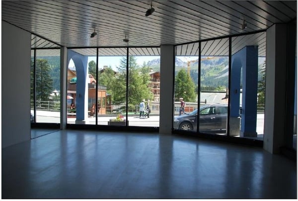 Ladenlokal im Zentrum Obersee mit über 8m Fensterfront in Arosa 2