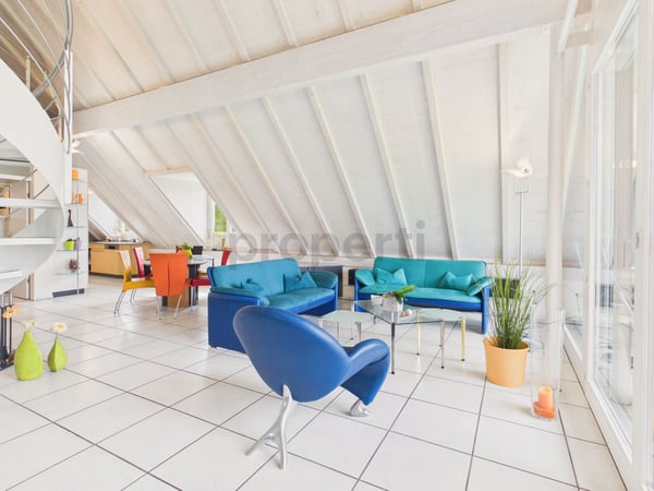 Helle 3.5-Zimmer-Dachwohnung mit Seesicht in Uster 2