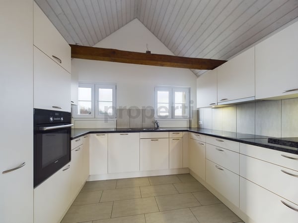 Ländlicher Charakter, grosszügiger Grundriss und gemütlicher Balkon 2