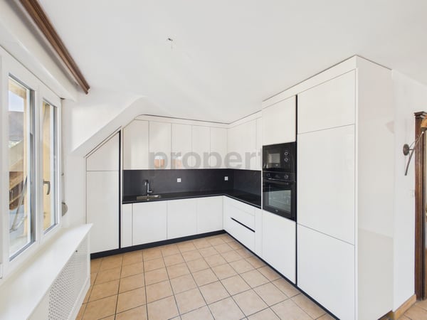 Appartement rénové de 3.5 pièces avec balcon et rendement locatif commercial inclus 5