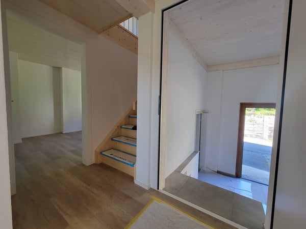 Hohe Decken im Wohnzimmer, modernes Dachgeschoss in 2024 renoviert und stilvoller Ausbau 9