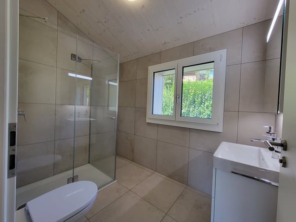 Hohe Decken im Wohnzimmer, modernes Dachgeschoss in 2024 renoviert und stilvoller Ausbau 10