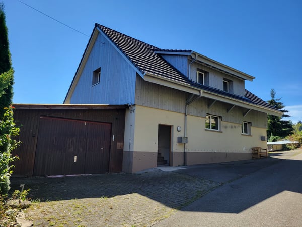 Hohe Decken im Wohnzimmer, modernes Dachgeschoss in 2024 renoviert und stilvoller Ausbau 1