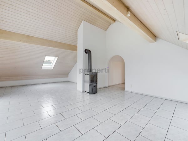 Ruhige 3.5-Zimmer-Dachwohnung mit Charme und Südwestbalkon in Diessbach 1