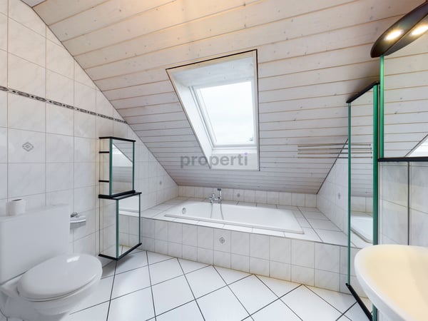 Ruhige 3.5-Zimmer-Dachwohnung mit Charme und Südwestbalkon in Diessbach 6