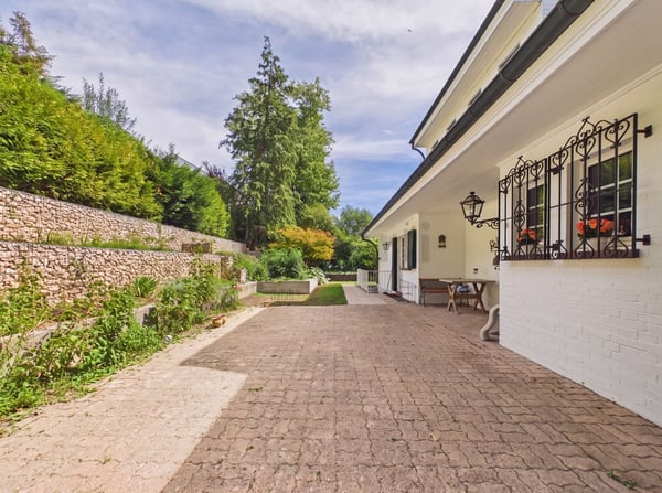 Privater Pool und traumhafte Naturkulisse: 235 m² Wohnfläche, Garagenplätze und rasche Nähe zu Basel 12