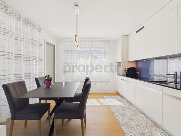 Eigentumsstandard mit Panoramafenstern: Grosszügige 74 m², Tiefgaragenplatz inklusive und sonniger Balkon 4