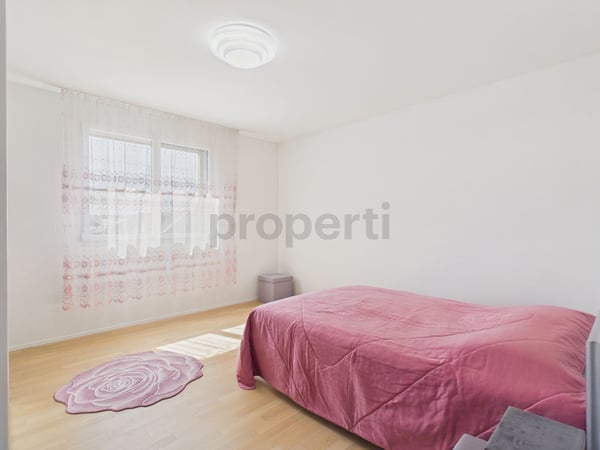 Eigentumsstandard mit Panoramafenstern: Grosszügige 74 m², Tiefgaragenplatz inklusive und sonniger Balkon 5