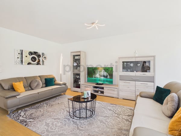 Eigentumsstandard mit Panoramafenstern: Grosszügige 74 m², Tiefgaragenplatz inklusive und sonniger Balkon 1