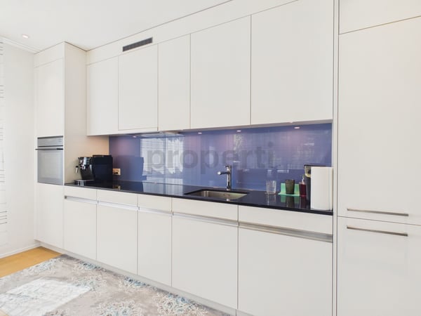 Eigentumsstandard mit Panoramafenstern: Grosszügige 74 m², Tiefgaragenplatz inklusive und sonniger Balkon 2