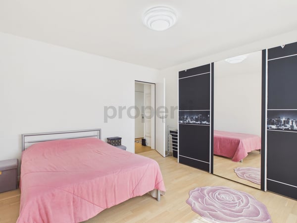 Eigentumsstandard mit Panoramafenstern: Grosszügige 74 m², Tiefgaragenplatz inklusive und sonniger Balkon 6