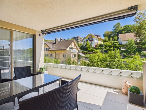 Eigentumsstandard mit Panoramafenstern: Grosszügige 74 m², Tiefgaragenplatz inklusive und sonniger Balkon 9