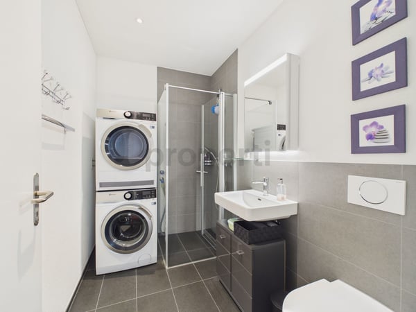 Eigentumsstandard mit Panoramafenstern: Grosszügige 74 m², Tiefgaragenplatz inklusive und sonniger Balkon 7