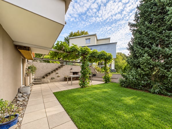Traumhafter Garten mit Pergola und Fernsicht, Garage und Aussenparkplatz 9