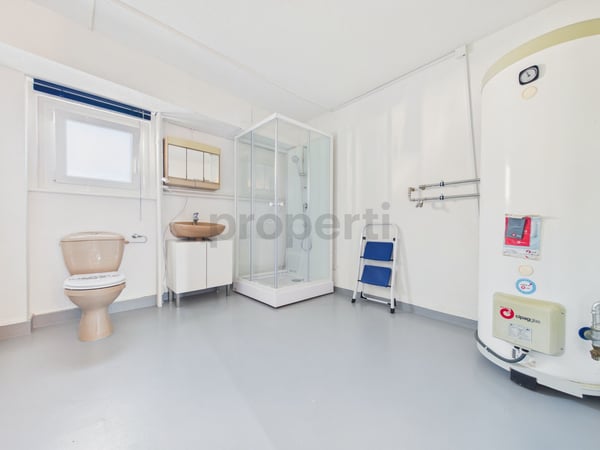 Appartement rénové de 3.1 pièces avec balcon et rendement locatif commercial inclus 11
