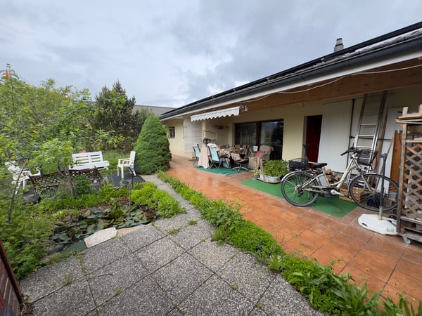 Maison 3,5 pièces, spacieuse, grande hauteur sous plafond, potentiel de construction, quartier paisible à Delémont 1