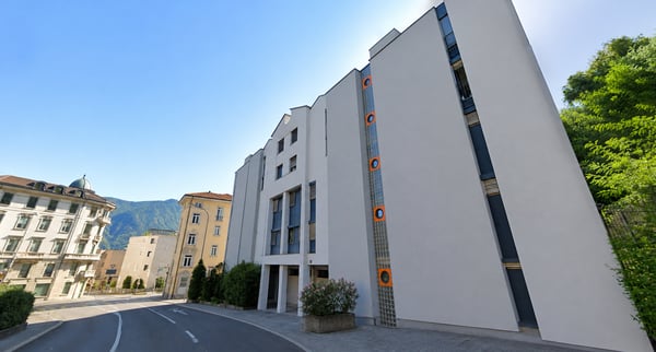 Lugano: elegante 3.5 locali con due balconi e due posti auto in curata residenza 10