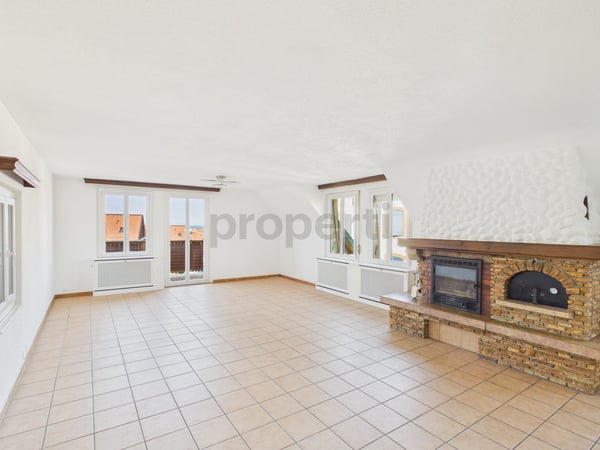 Appartement rénové de 3.5 pièces avec balcon et rendement locatif commercial inclus 2