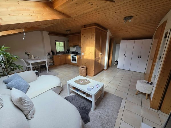 Süd-Balkon mit herrlicher Bergsicht: Gemütliches Dachgeschoss, Parkplatz inklusive, nah am Crestasee. Zweitwohnsitz möglich 2