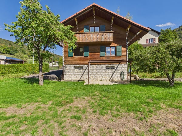 Chalet au charme authentique avec ruisseau et grand terrain - Vermes 1