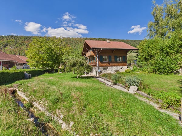 Chalet au charme authentique avec ruisseau et grand terrain - Vermes 2