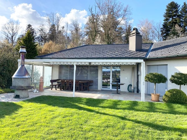 Renoviertes Einfamilienhaus mit Grünblick, Doppelgarage, Cheminée und grossem Grundstück 5